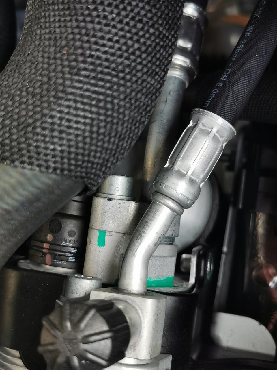 宝马5系-新提的车 两处这样的原厂记号漆 一半有一半没有  是不是后期更换的  各位大哥们帮我解答一下  谢谢了?