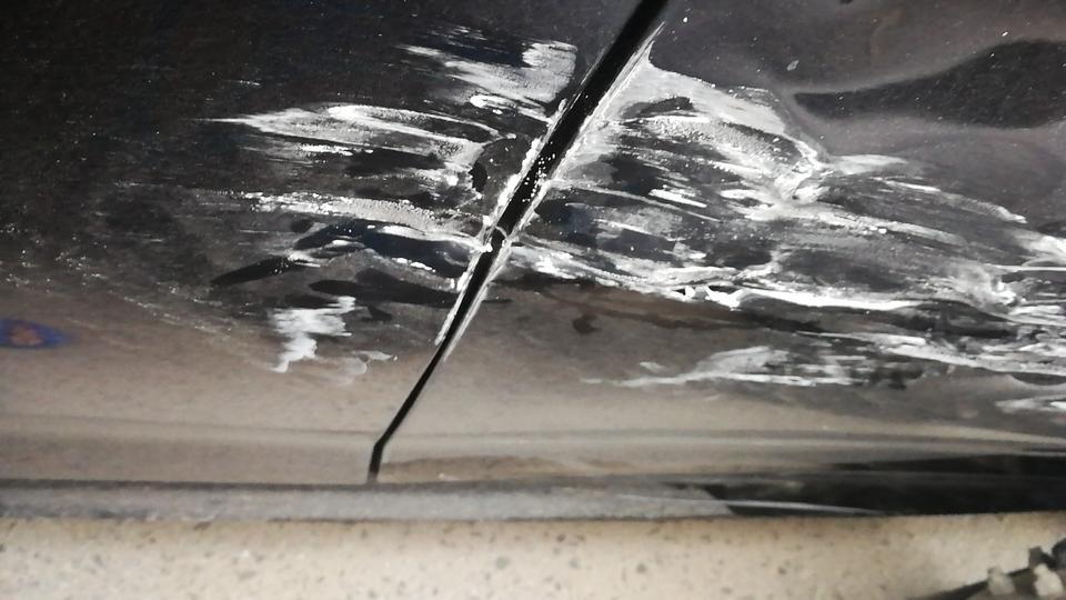 宝马5系-问下车友们，2个车门停车，被挂蹭，2个门都裂了，保险公司不给换门，怎么处理！
