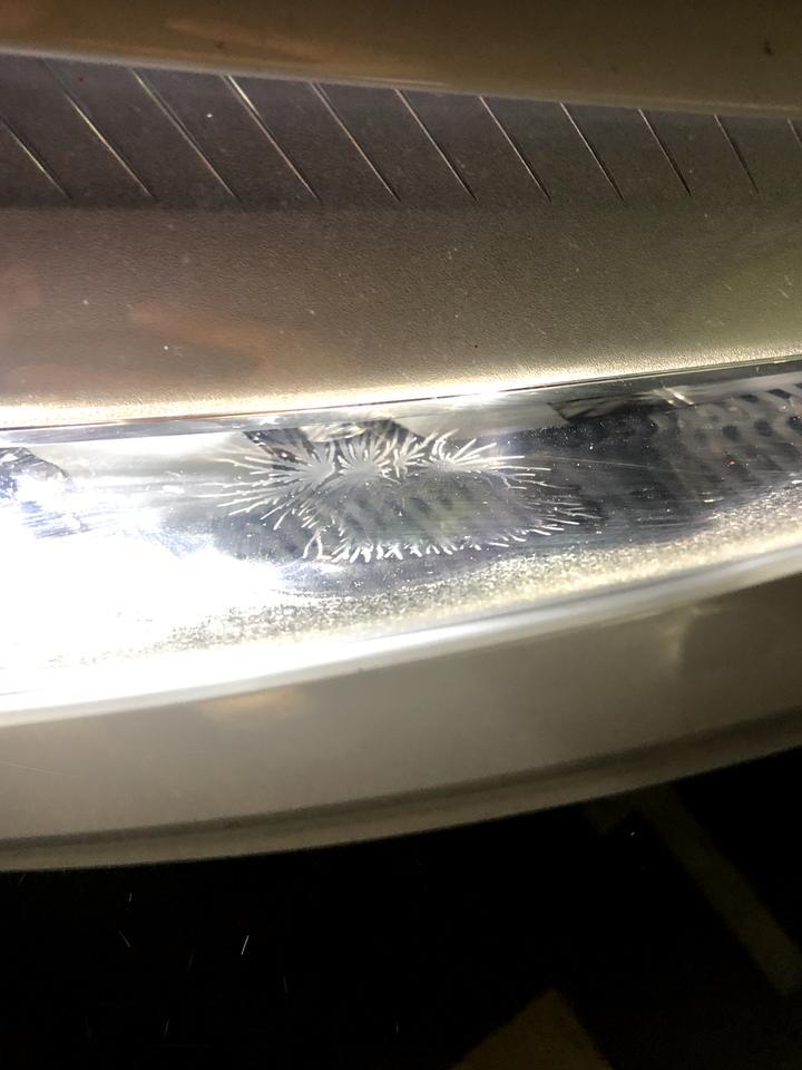 宝马5系-我是18年6月份提车，今年9月份右前大灯里面出现窗花状的东西，擦不掉。去4S店问说是正常现象，是透气孔里进去了水汽，请问大家的车有这方面的问题出现吗，都是如何解决的。