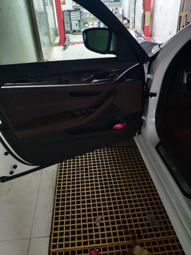 宝马5系-新款宝马G38门板怎么拆