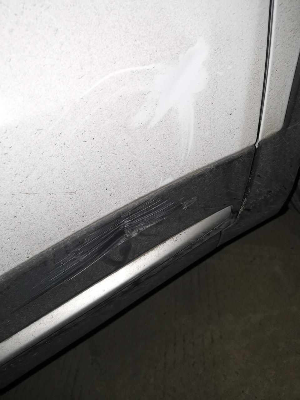 博越-车友们，车被刮了，这种是去4s店修理合适还是自己找一个外面修车的