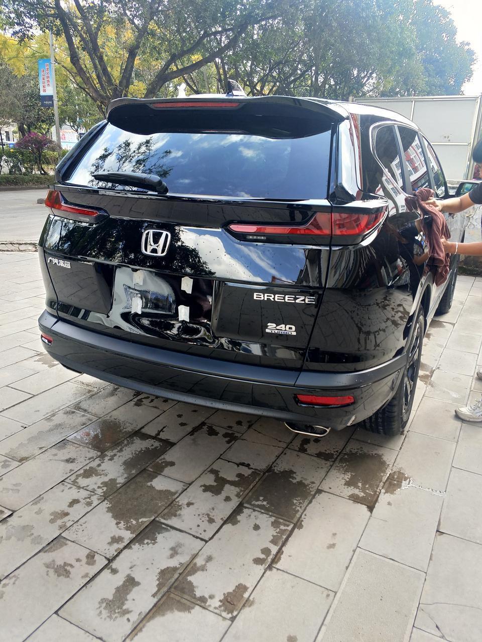 皓影-两个问题。混动幻夜版的前镀铬是黑色的吗？混动标配carplay吗？
