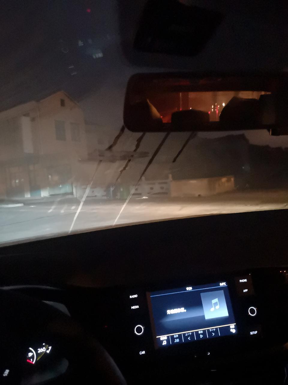 宝来-下雨天，玻璃也起雾，有这水印正常吗？不是露的水吧，