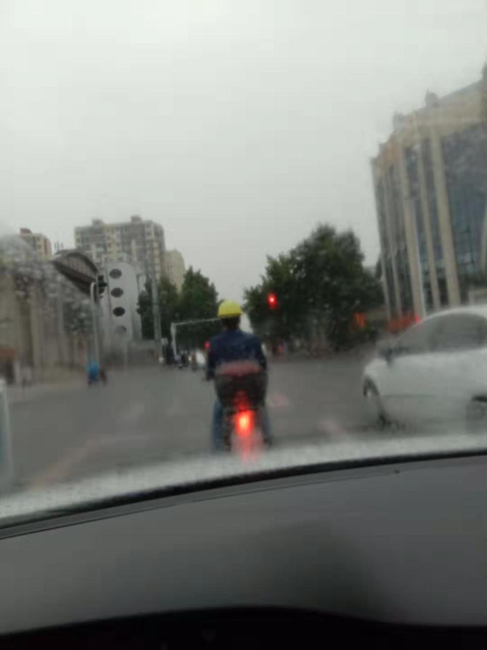 宝来-夏天下雨的时候开车，前挡风玻璃外面起雾，用雨刷器刮完还是会起雾，雨停了之后还是这样，即使调了车内空调，也开车窗了 ，但就是会起雾，这是咋回事呢？ 我是新手 啥也不太懂。