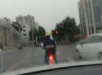 宝来-夏天下雨的时候开车，前挡风玻璃外面起雾，用雨刷器刮完还是会起雾，雨停了之后还是这样，即使调了车内空调，也开车窗了 ，但就是会起雾，这是咋回事呢？ 我是新手 啥也不太懂。
