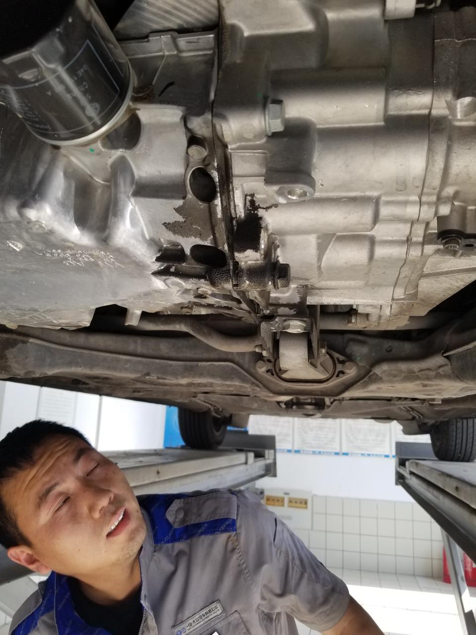 17款手动舒适宝来 发动机跟变速箱连接处漏油 4s店说是密封胶 我也是醉了  如何维权 还没过质保期