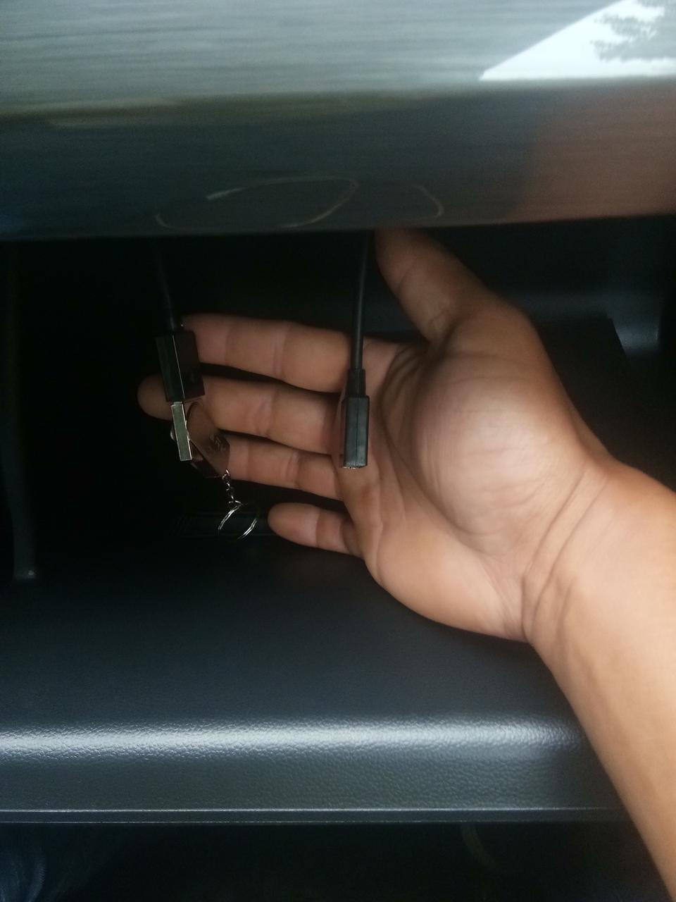宝来换一个大屏幕怎么连U盘副驾驶这里有两根线一个连行车记录仪另一个干啥用的