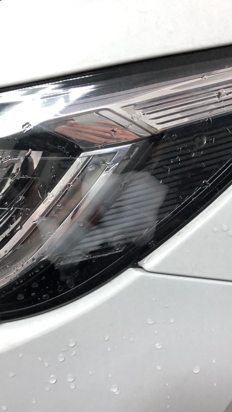 提车2个月19款宝来
今天发现大灯里起雾
昨天晚上下雪 早上开车去外面兜了一圈，回来开到屋里面 检查一下车 发现大灯里有雾气，是不是漏水了？还是密封度不好要换灯？屋里和外面有温差的 ！水是在外面的 雾气在里面。

有么有前辈告诉我一下 真的是万分感谢！
好人一生平安！！！