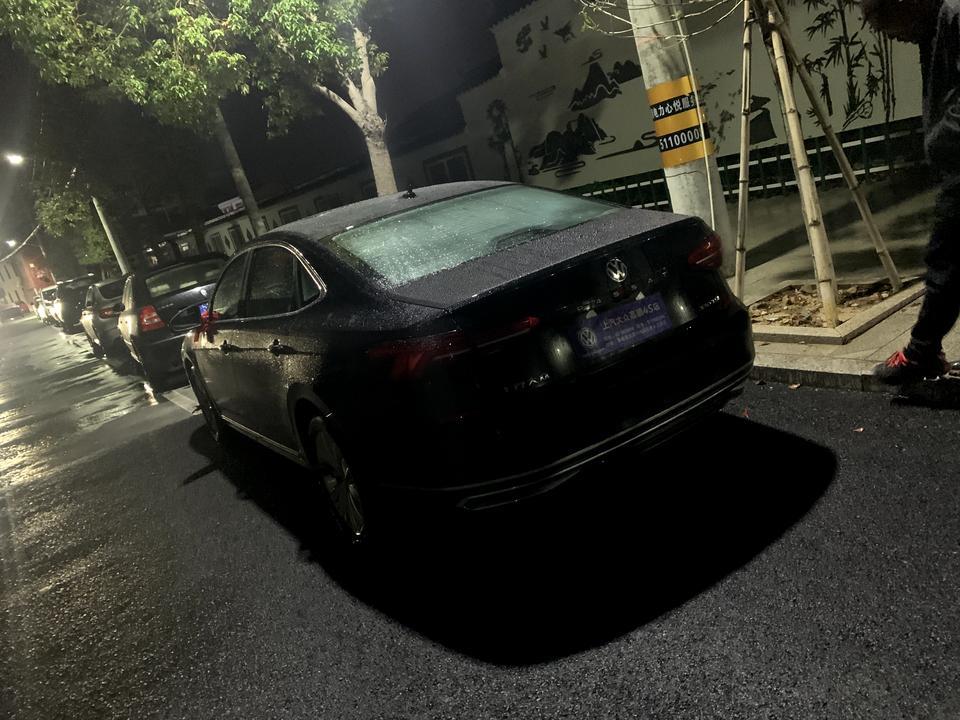 帕萨特-新车提二十天了，各位有没有推荐车上用的东西？ssss送了原厂脚垫，感觉质量还行就是包裹的太少，还有送360全景影像➕行车记录仪➕大屏全屏导航➕镀膜。后备箱垫自己买了，其他还需要买点啥啊？
330精英吃95，7.21一升，平均一公里7毛左右吧，算高吗？现在1200km，过了首保大概能降多少？平时市区省道都有，特别拥堵的路段不多。