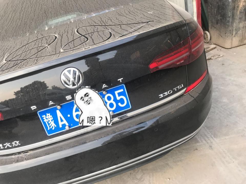 你们的新帕萨特后备箱内部上方和我的一样吗?4s店提车的时候没有注意。