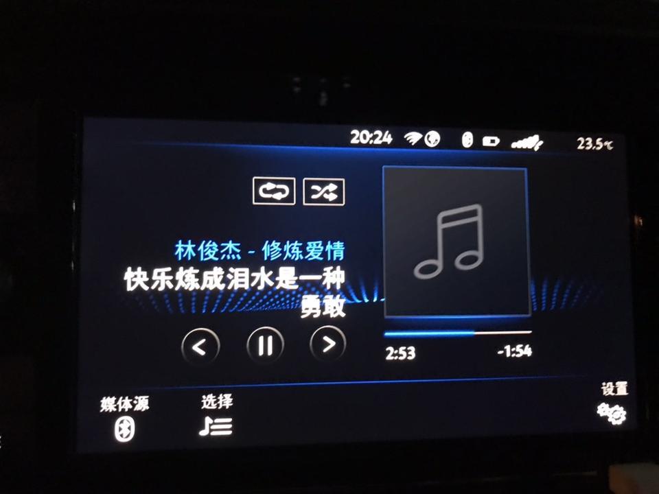 帕萨特-我想问这个地方的音乐图片 怎么才可以显示，车上可以设置吗