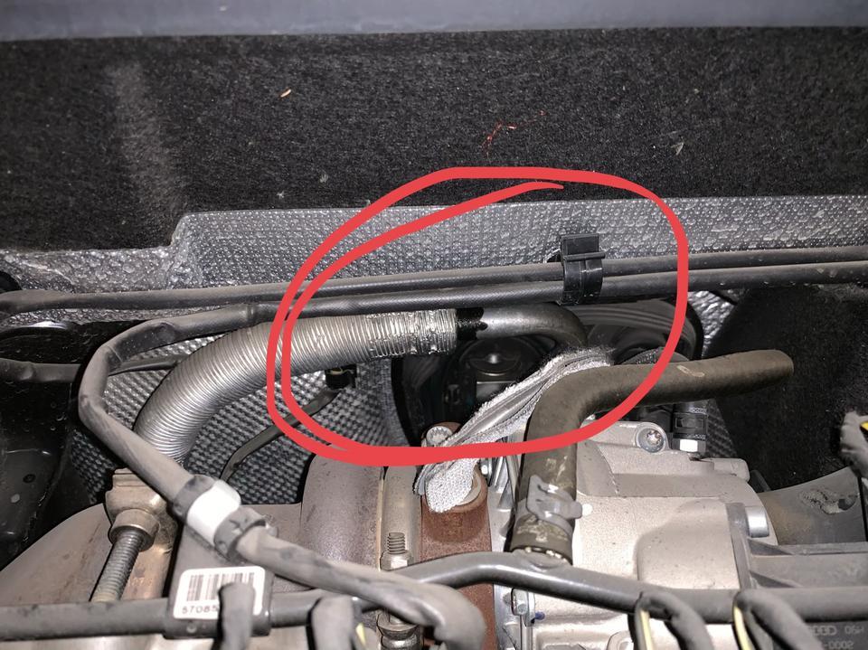 17款帕萨特1.8t，今天跑了六百多公里高速，晚上发现发动机后面的白色管子接口处有渗油痕迹？是什么情况？第一张图是网上找的新车图片