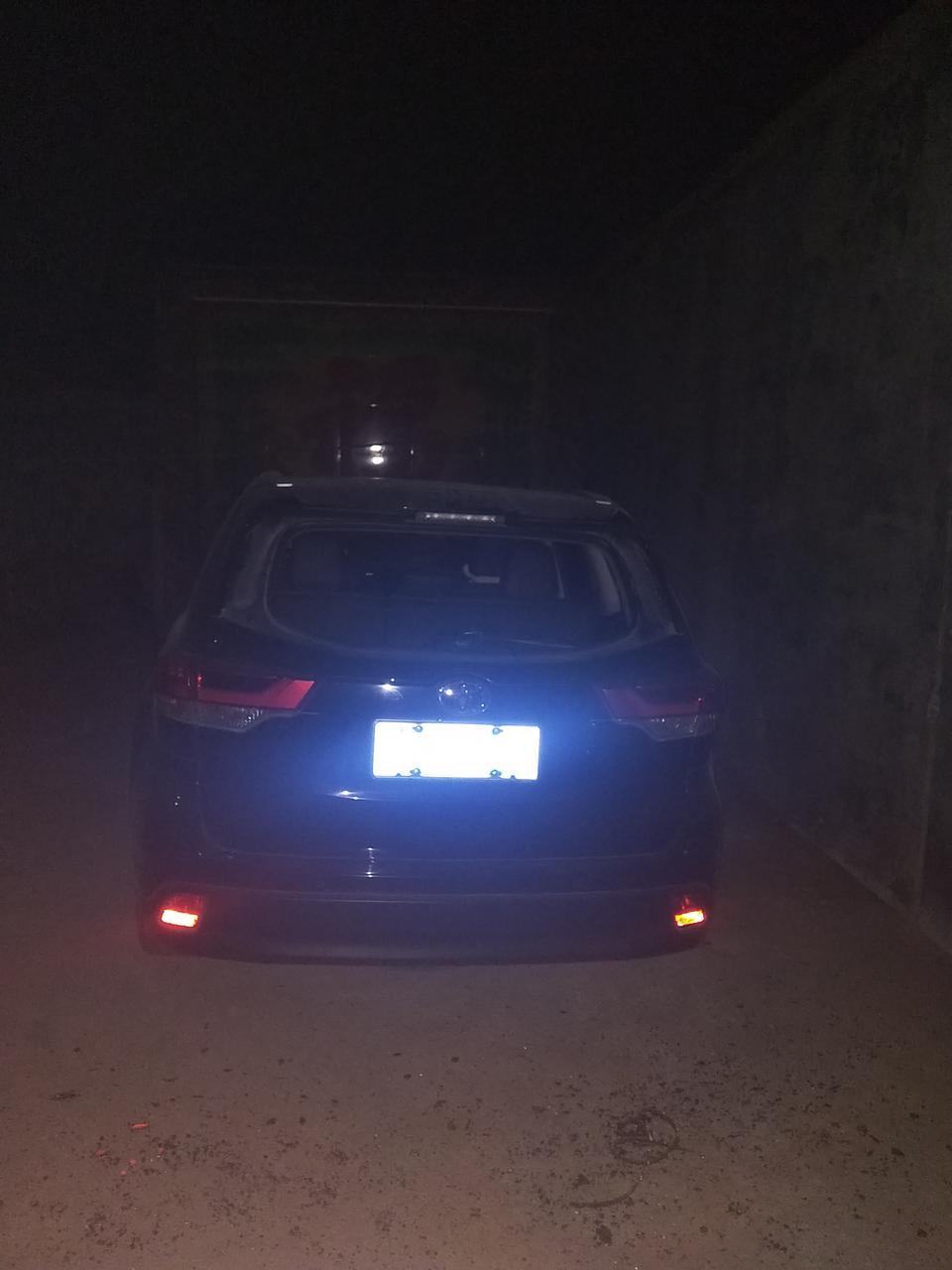18款汉兰达两驱豪华版后挡玻璃烂了换什么型号的