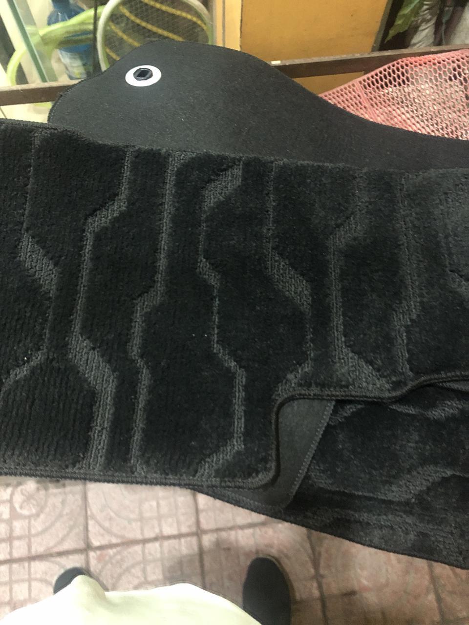 汉兰达  选什么脚垫好？ 我买车时 配的这个。不好用 很多灰尘.    车友们 都买了那种比较好用？