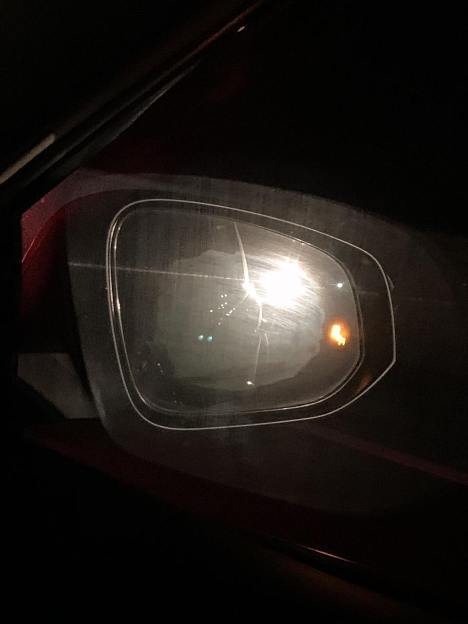 请问各位车友，我的汉兰达四豪外后视镜在夜间行车时遇到后车灯光照射时镜片中心出现像水雾的圆形，其实不是水雾，镜面圆心不清晰，请问你们知道这是什么原因吗？谢谢！