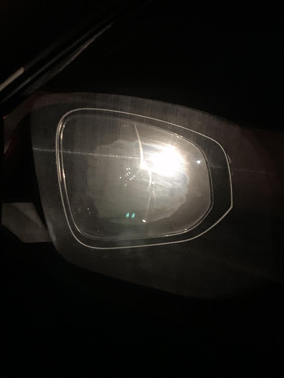 请问各位车友，我的汉兰达四豪外后视镜在夜间行车时遇到后车灯光照射时镜片中心出现像水雾的圆形，其实不是水雾，镜面圆心不清晰，请问你们知道这是什么原因吗？谢谢！