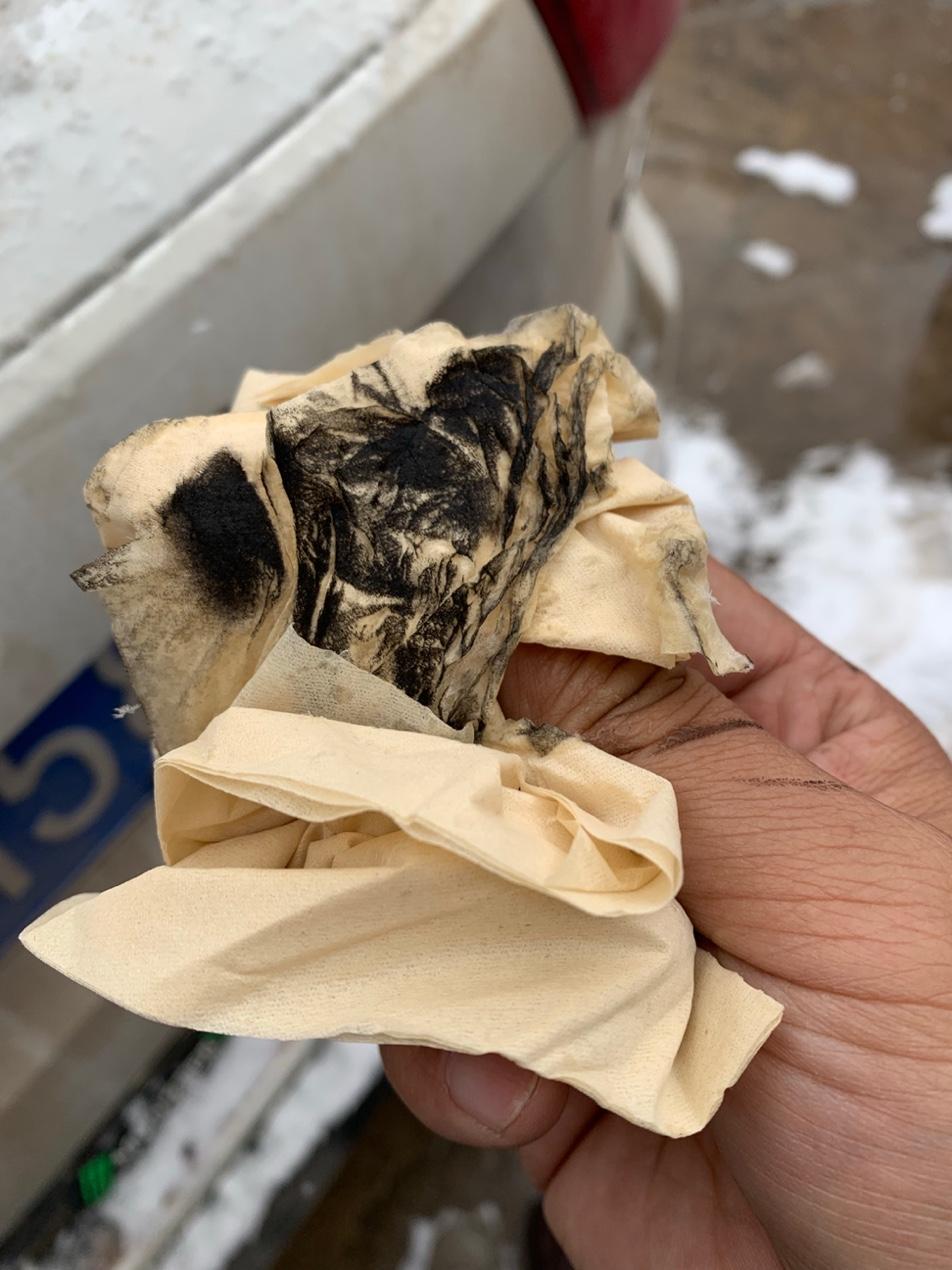 汉兰达-行驶3000公里的新车，排气管口这种积碳正常吗？早上冷车启动有轻微的黑烟，请教各位大神