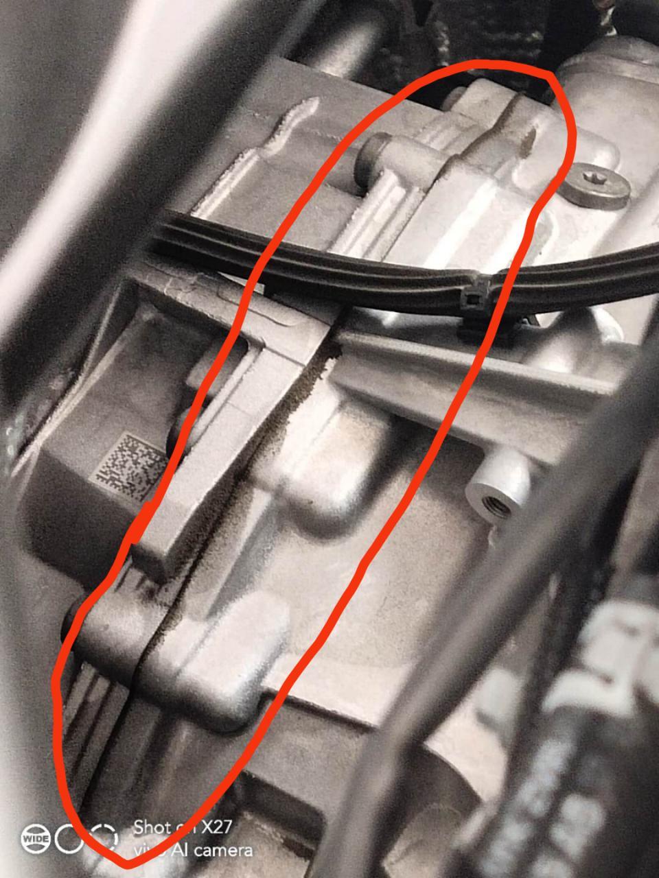 奥迪q5l-这个上面有油正常吗？