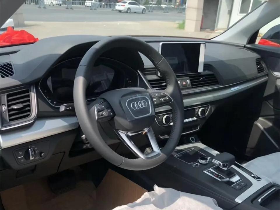 奥迪q5l  低功率时尚版 32～33万能落地吗？ 有哪位兄弟可以介绍 事成之后必有好处