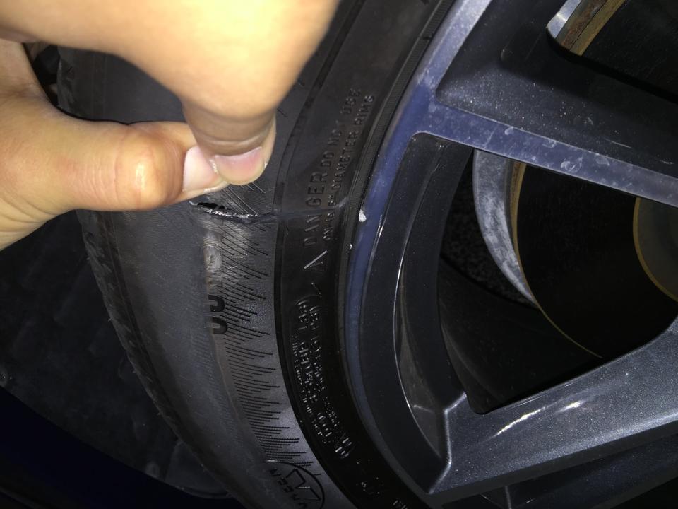 奥迪q5l-刚提的车，轮胎压了一块石头，瞬间爆胎，是不是这款轮胎太薄了，还是刚好碰巧了，郁闷，世界上寿命最短的轮胎了