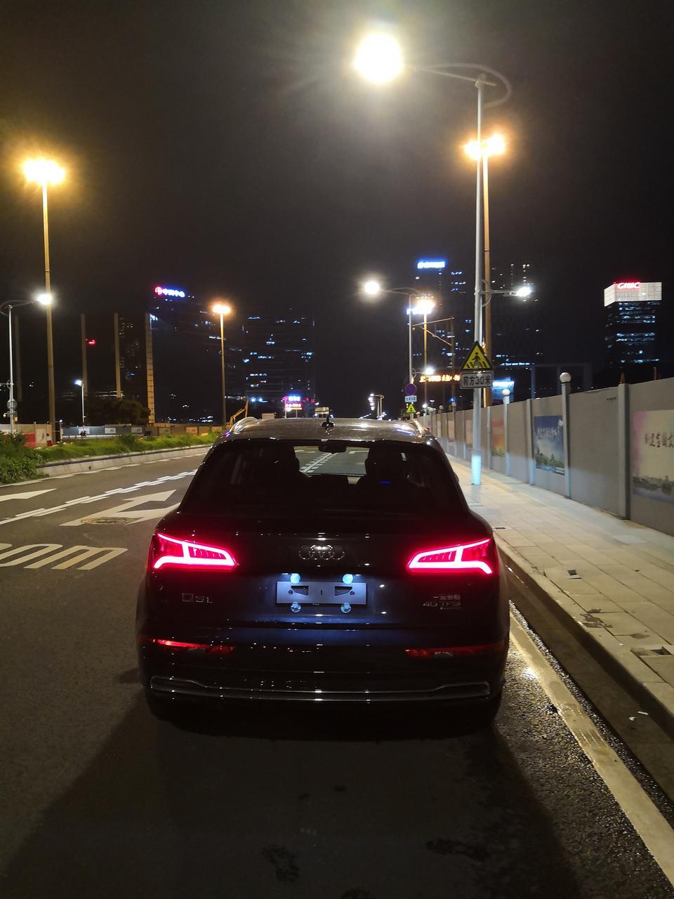 奥迪q5l-40时尚新车开500KM，除内饰塑料感和座椅太硬，其他都满意。最近有点后悔没花2万买45版本，总觉得40时尚油门踩下去比较迟钝，有虚位，粘滞，起步往往需要深踩之后等个半秒，车子速度才会起来。

另外想问问各位大神，Q5L油门踏板能否换成那种跑车式的地板式油门踏板。

之前的车是地板式油门，感觉要比悬挂式好控制，更线性些。