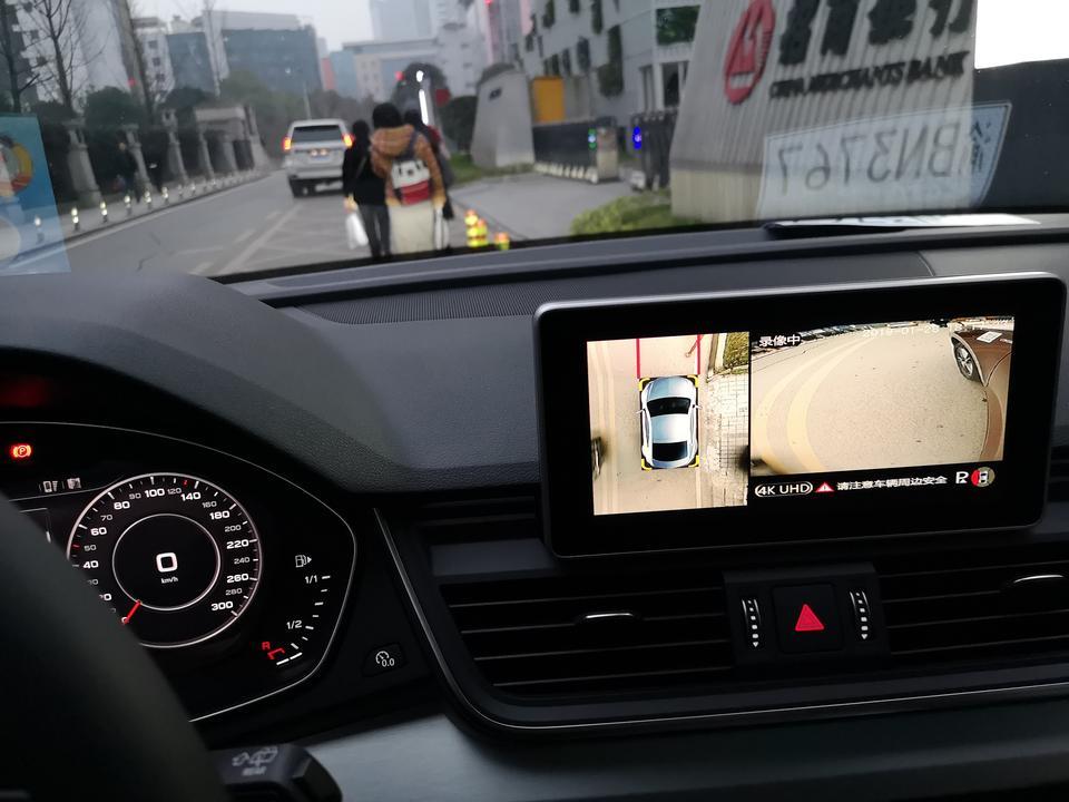 奥迪q5l-买的低功率高配，强奸的一万装饰加装了360全景，但使用中发现打转弯灯出来影像被严重拉伸，显示出来的图像完全起不到应有的作用，原本应该看侧后方来车的，但它这个只能看到车门正前方，而且显示的图像还被严重拉伸了……原厂的360也是这样吗？还有就是左后视镜怎么比右后视镜多一条黑色的线呢？求大神解答！