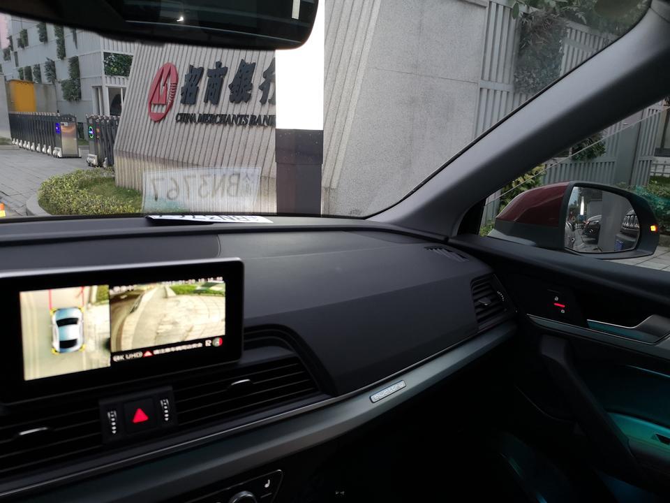 奥迪q5l-买的低功率高配，强奸的一万装饰加装了360全景，但使用中发现打转弯灯出来影像被严重拉伸，显示出来的图像完全起不到应有的作用，原本应该看侧后方来车的，但它这个只能看到车门正前方，而且显示的图像还被严重拉伸了……原厂的360也是这样吗？还有就是左后视镜怎么比右后视镜多一条黑色的线呢？求大神解答！