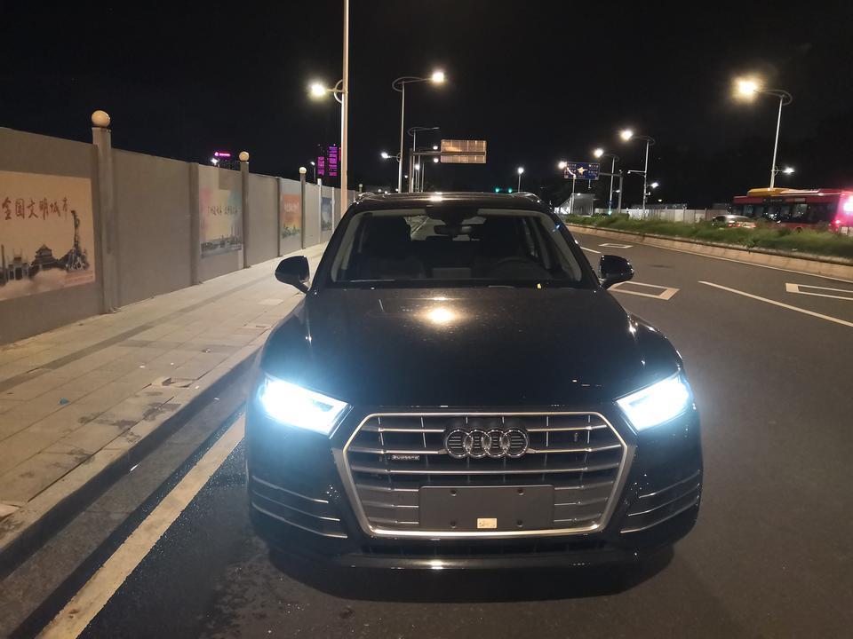奥迪q5l-40时尚新车开500KM，除内饰塑料感和座椅太硬，其他都满意。最近有点后悔没花2万买45版本，总觉得40时尚油门踩下去比较迟钝，有虚位，粘滞，起步往往需要深踩之后等个半秒，车子速度才会起来。

另外想问问各位大神，Q5L油门踏板能否换成那种跑车式的地板式油门踏板。

之前的车是地板式油门，感觉要比悬挂式好控制，更线性些。
