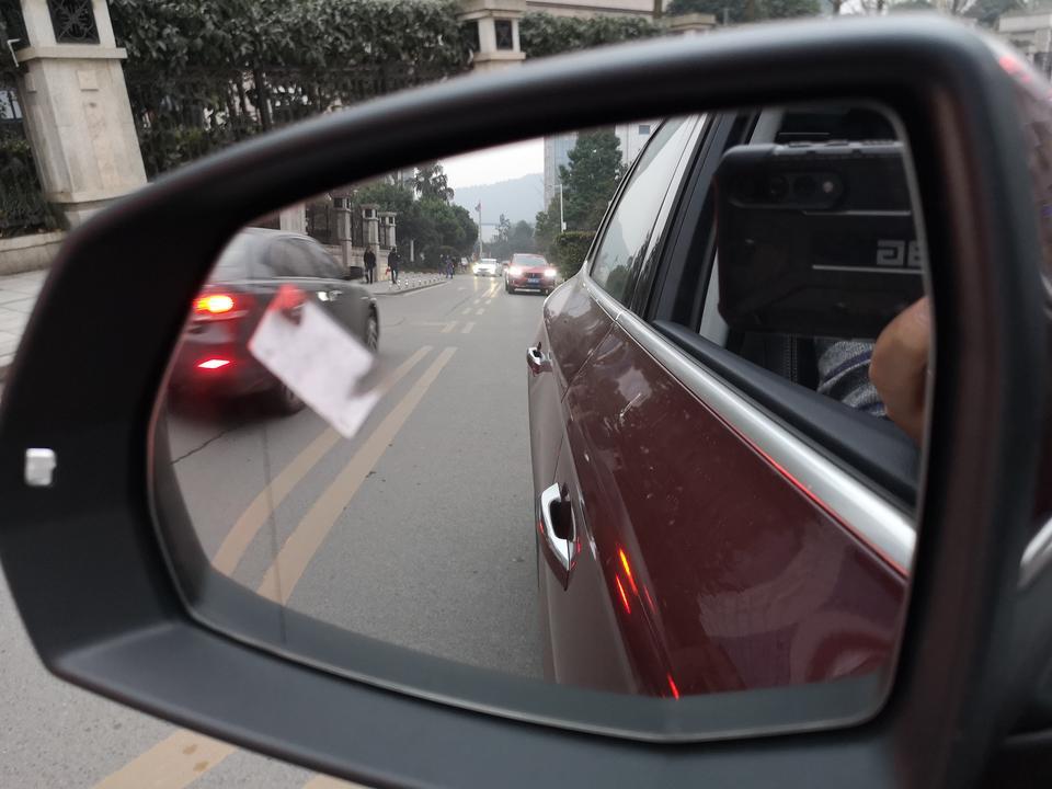 奥迪q5l-买的低功率高配，强奸的一万装饰加装了360全景，但使用中发现打转弯灯出来影像被严重拉伸，显示出来的图像完全起不到应有的作用，原本应该看侧后方来车的，但它这个只能看到车门正前方，而且显示的图像还被严重拉伸了……原厂的360也是这样吗？还有就是左后视镜怎么比右后视镜多一条黑色的线呢？求大神解答！