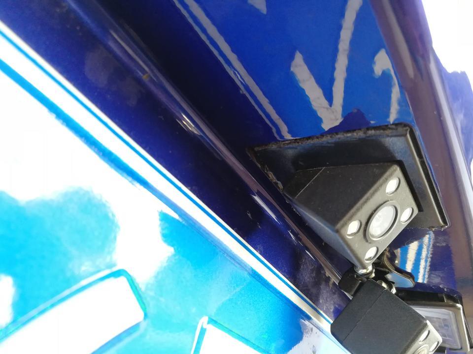 红旗h5-我八月份新提的车，H5蓝色款，今天洗车才发现倒车摄像头长这个样子，像是从其他地方随便拆下来了装上去的，而且拆开非常不专业，边缘比老鼠啃还难看，大家怎么看？
