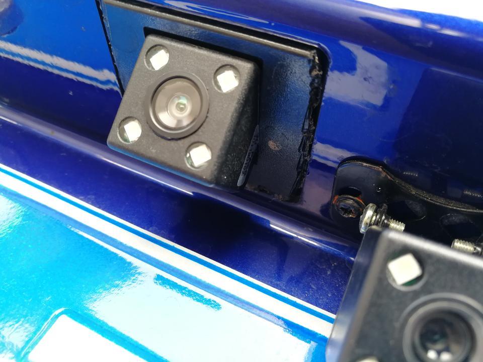 红旗h5-我八月份新提的车，H5蓝色款，今天洗车才发现倒车摄像头长这个样子，像是从其他地方随便拆下来了装上去的，而且拆开非常不专业，边缘比老鼠啃还难看，大家怎么看？