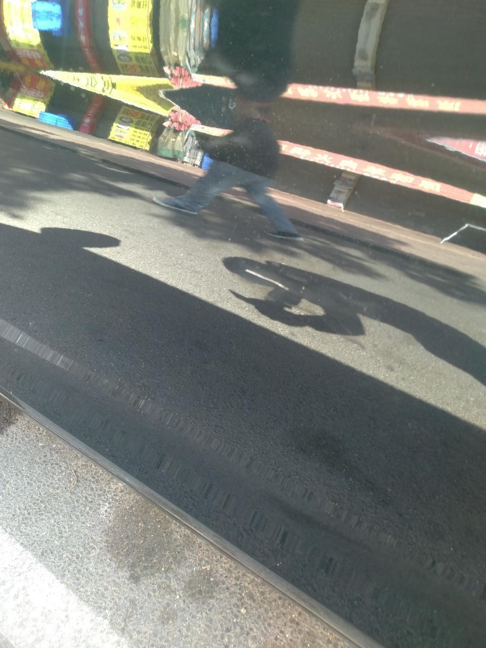 红旗h5-黑色H5左侧驾驶室车门让人刬伤3-5厘米，请问下各路大神，像这样的刬痕如何处理？修复需要多少大洋？