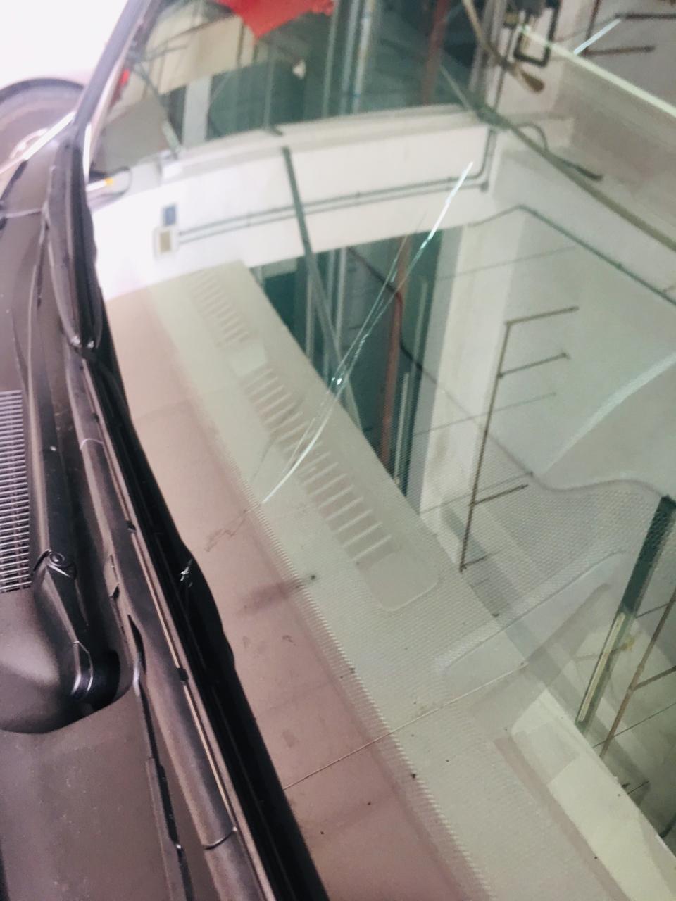 亚洲龙-今天去4S店贴膜，结果过了几个小时师傅找销售和我说，有个学徒不小心把我的前挡风玻璃弄烂了，还说愿意赔偿我一个原装的前挡风玻璃。在我要求下得到两千元的赔偿，即使这样我的心里还是很不平衡，新车开了两个星期，然后说换玻璃，原不原装我不知道，进步进口也不知道，换了以后会不会影响我原来的抬头显示或者其他功能？