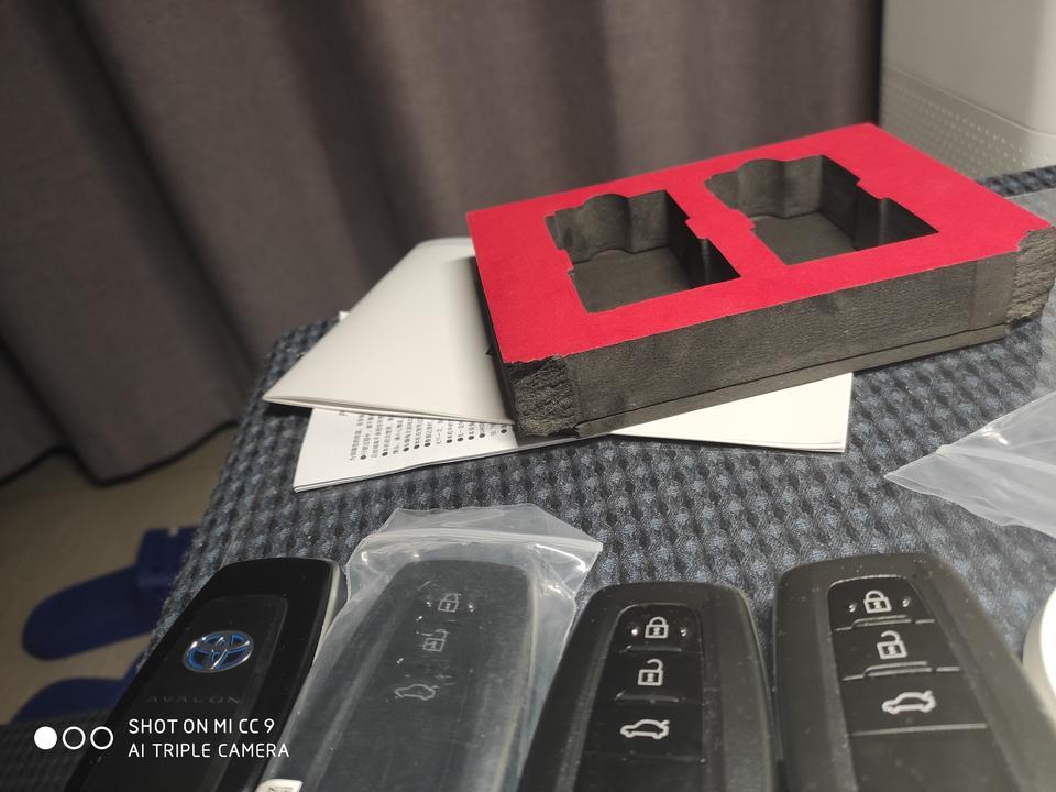亚洲龙-今天下午提的车，加装具改了尾灯和加了远程启动，又给了右边两把钥匙，左边两把原厂的，但有一把不能用，他们解释说其中一把就是空壳。
而且后给的两把钥匙，锁车后后视镜不能折叠。
请问是就是这样么？谢谢了！