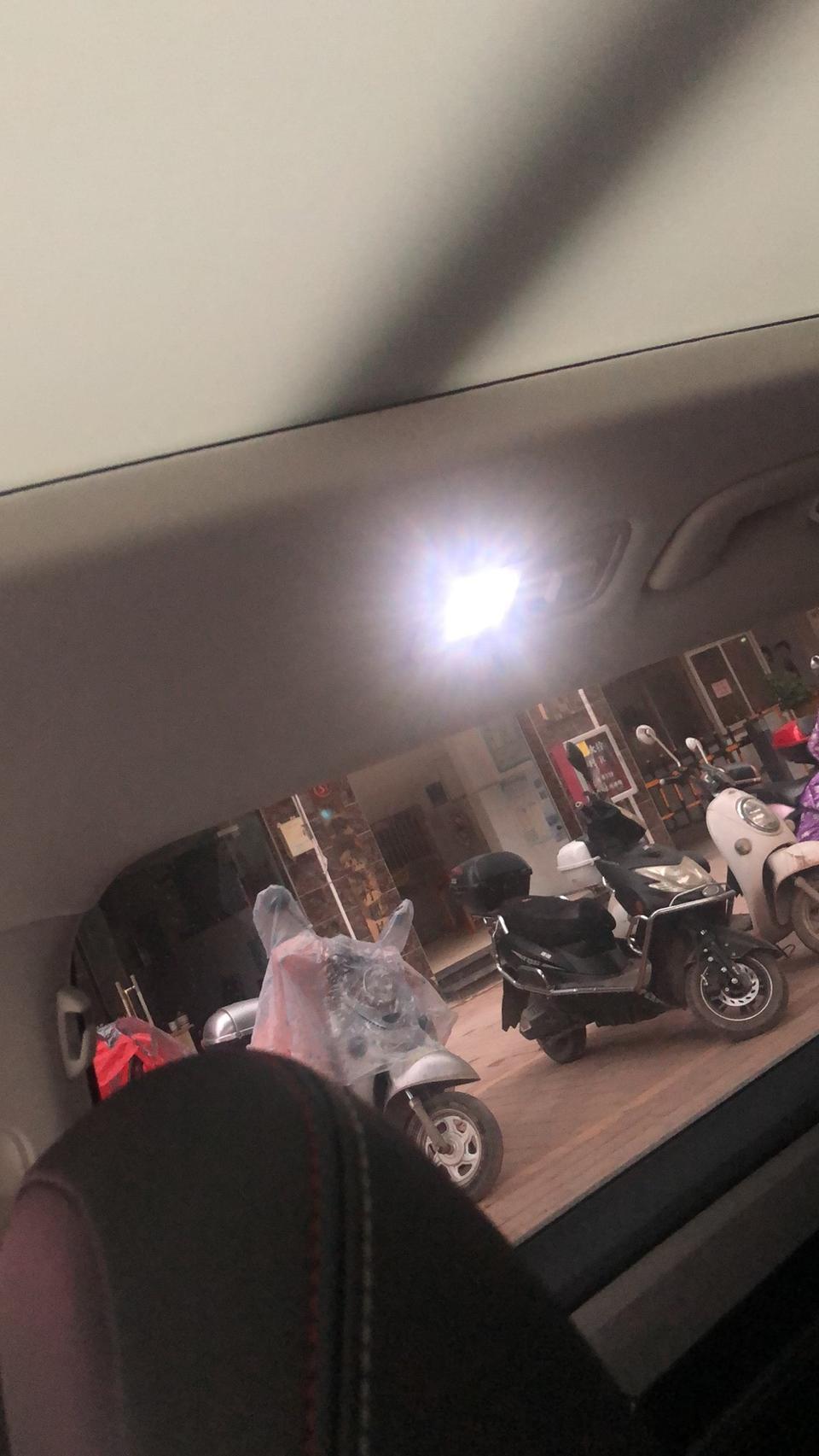 探岳330豪华版后门头顶两侧的灯怎么才能关。