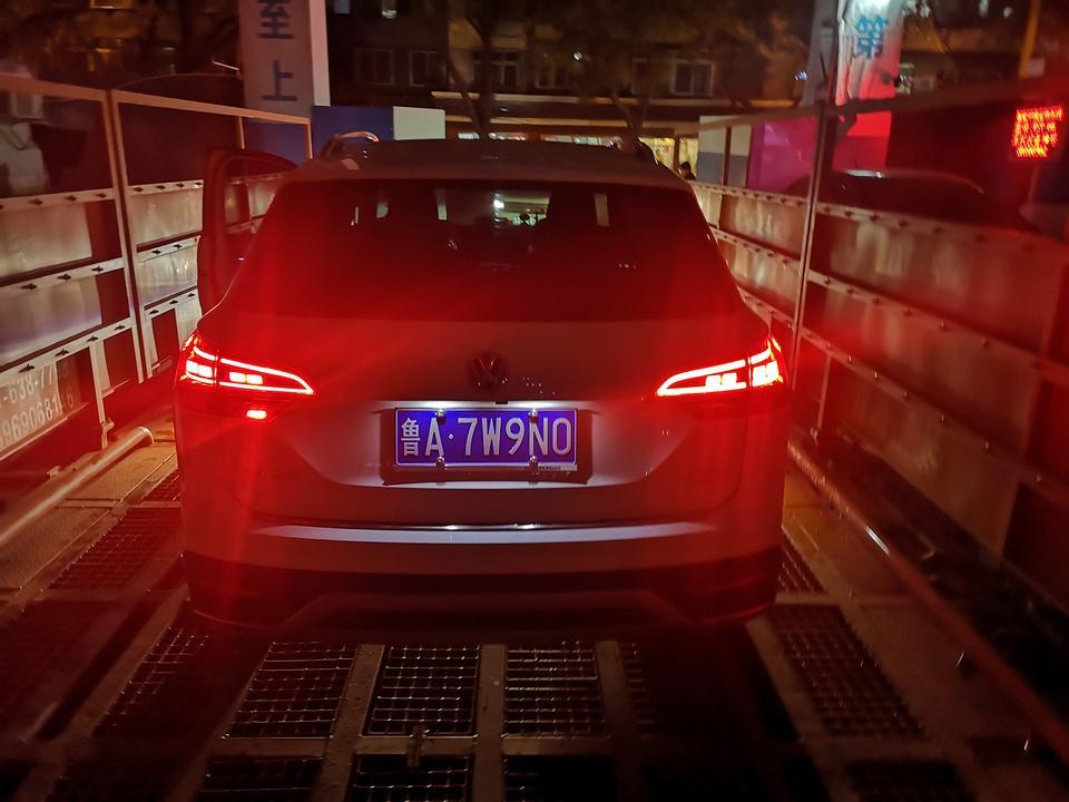 探岳二驱豪华版后雾灯怎么亮一个。