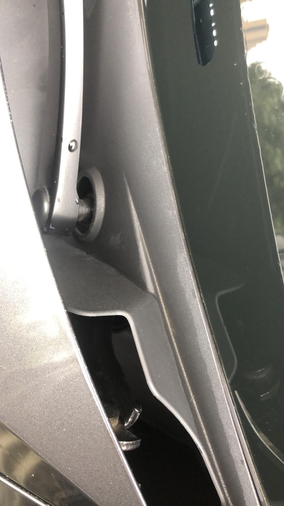 探岳-车友们，瓶盖走雨刮器下面的缝隙掉发动机舱里面了，有影响嘛！打开也找不着了