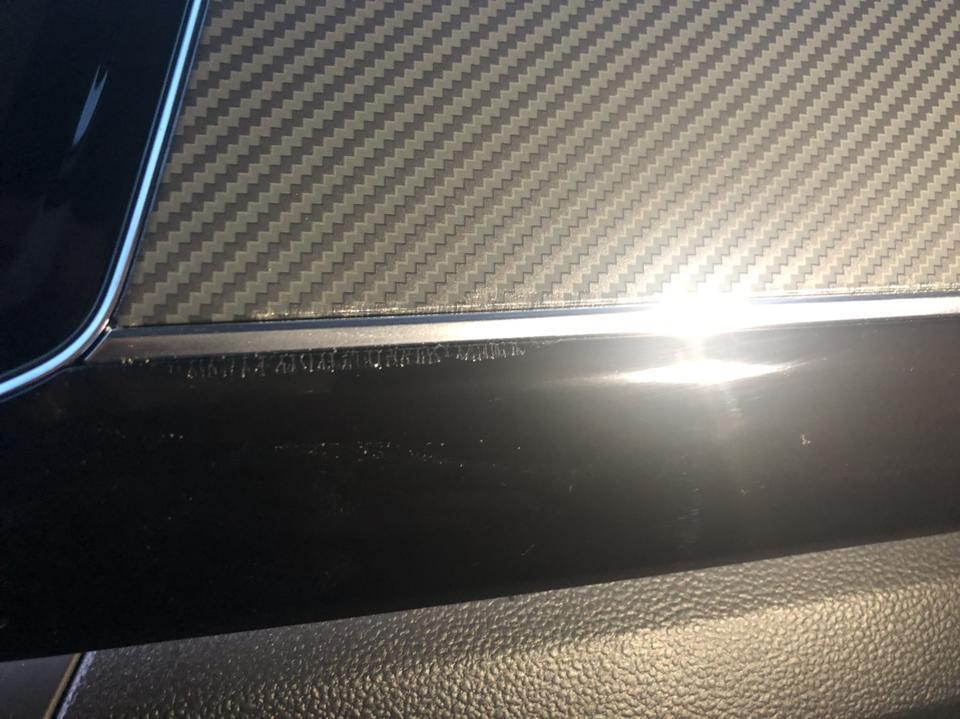 有没有探岳车主遇到我这种问题？是不是晒化了？没看到有塑料膜。
