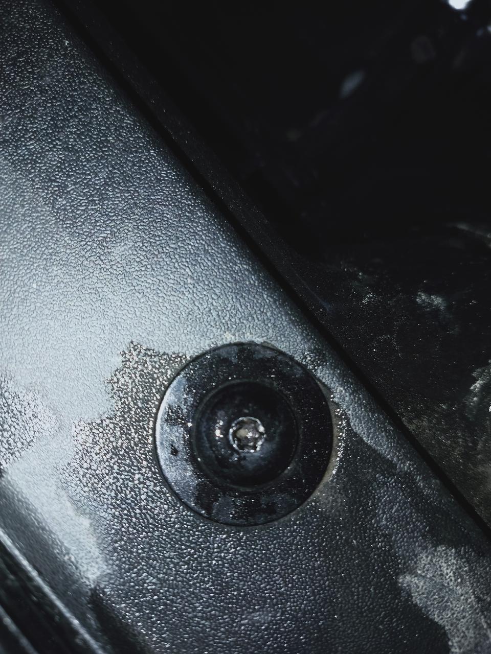 迈锐宝xl-昨天在店提的车 ，天气不好没仔细检查 ， 今天朋友一看保险杠上漆面很花  ，才又打开机盖看到保险杠上螺丝都动过  ，找4s就是不认 还说可能每个车厂家安装师傅力气不一样可能螺丝拧过劲掉漆了 ，让我去找第三方鉴定机构鉴定再说 ， 说我在搞事，  我朋友还劝我没必要去花那一两千鉴定 ， 万一没结果白花了 ，车辆其它地方没什么问题，
哎真不知该如何是好 。
