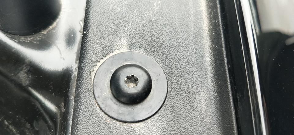 迈锐宝xl-昨天在店提的车 ，天气不好没仔细检查 ， 今天朋友一看保险杠上漆面很花  ，才又打开机盖看到保险杠上螺丝都动过  ，找4s就是不认 还说可能每个车厂家安装师傅力气不一样可能螺丝拧过劲掉漆了 ，让我去找第三方鉴定机构鉴定再说 ， 说我在搞事，  我朋友还劝我没必要去花那一两千鉴定 ， 万一没结果白花了 ，车辆其它地方没什么问题，
哎真不知该如何是好 。