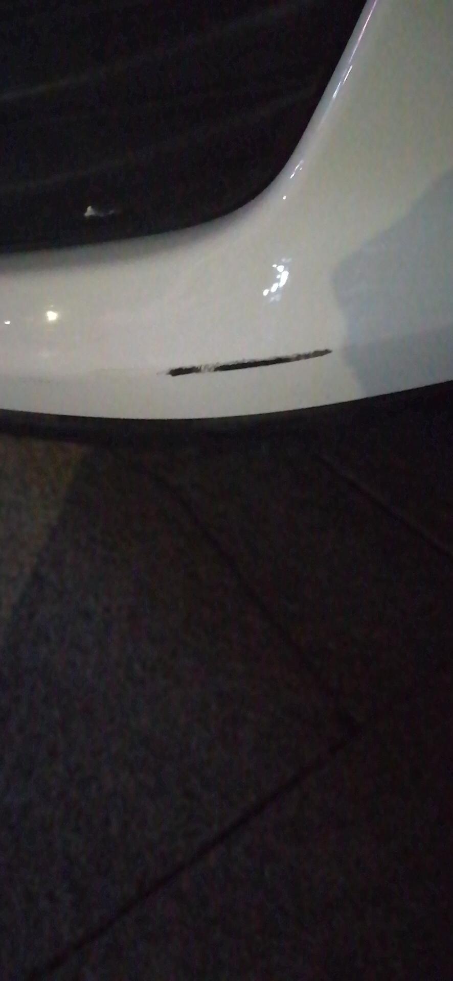 迈锐宝xl-不到一个月的车。前车灯下方这漆可以用补漆笔搞定吗