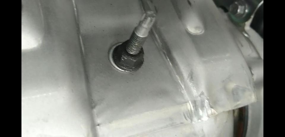 新车19款迈锐宝XL2.0锐联版，车到了还没提有视频这种问题正常吗？螺丝有拧过的痕迹，外壳有擦伤。