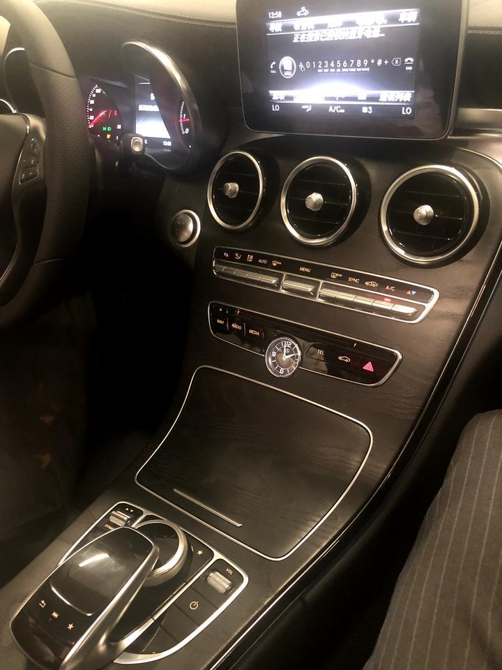 奔驰c级-二手2018款奔驰C200L 2.0T运动型，行使1万公里 高配，30万感觉有点贵了，新车也才38万，大师们给点建议能不能入手