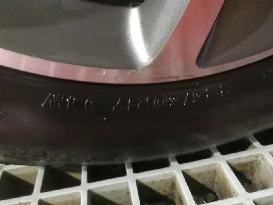 奔驰c级-15年入手的小C，到了换轮胎的时候了，你们都换的什么品牌？什么型号？还是和原车一样。。。