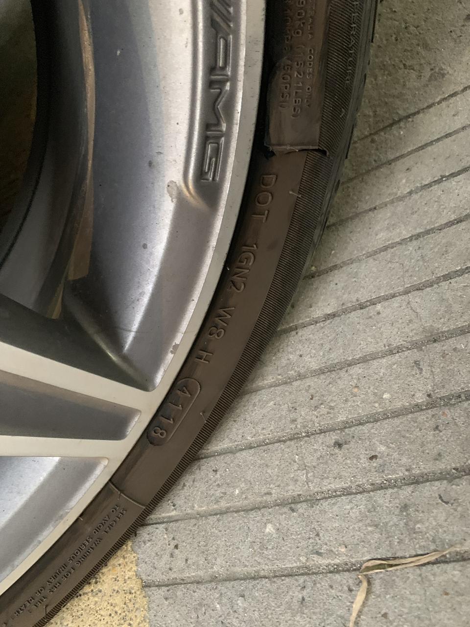 奔驰c级-这轮胎感觉质量太差了 ，是不是都这样的？我新车3900公里 就轮胎这样了？可不可以找4s店赔