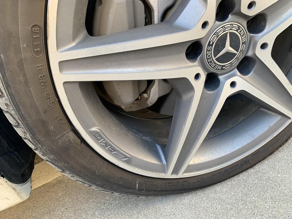 奔驰c级-这轮胎感觉质量太差了 ，是不是都这样的？我新车3900公里 就轮胎这样了？可不可以找4s店赔