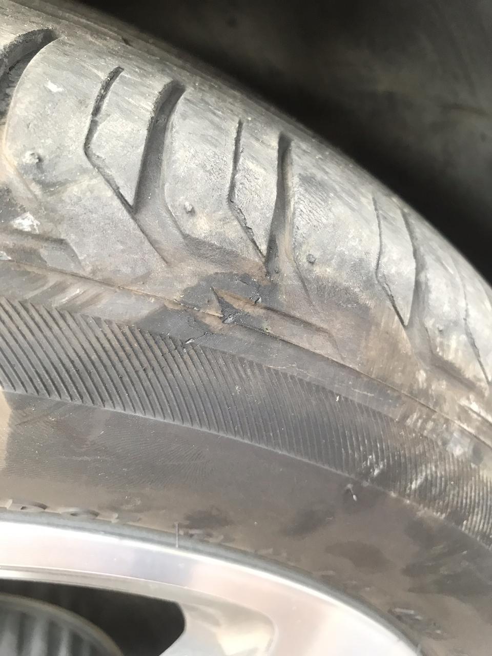 奔驰c级-昨天不小心压马路牙子上了把轮胎给刮了请问各位车友看看要不要紧这是扁平胎谢谢?