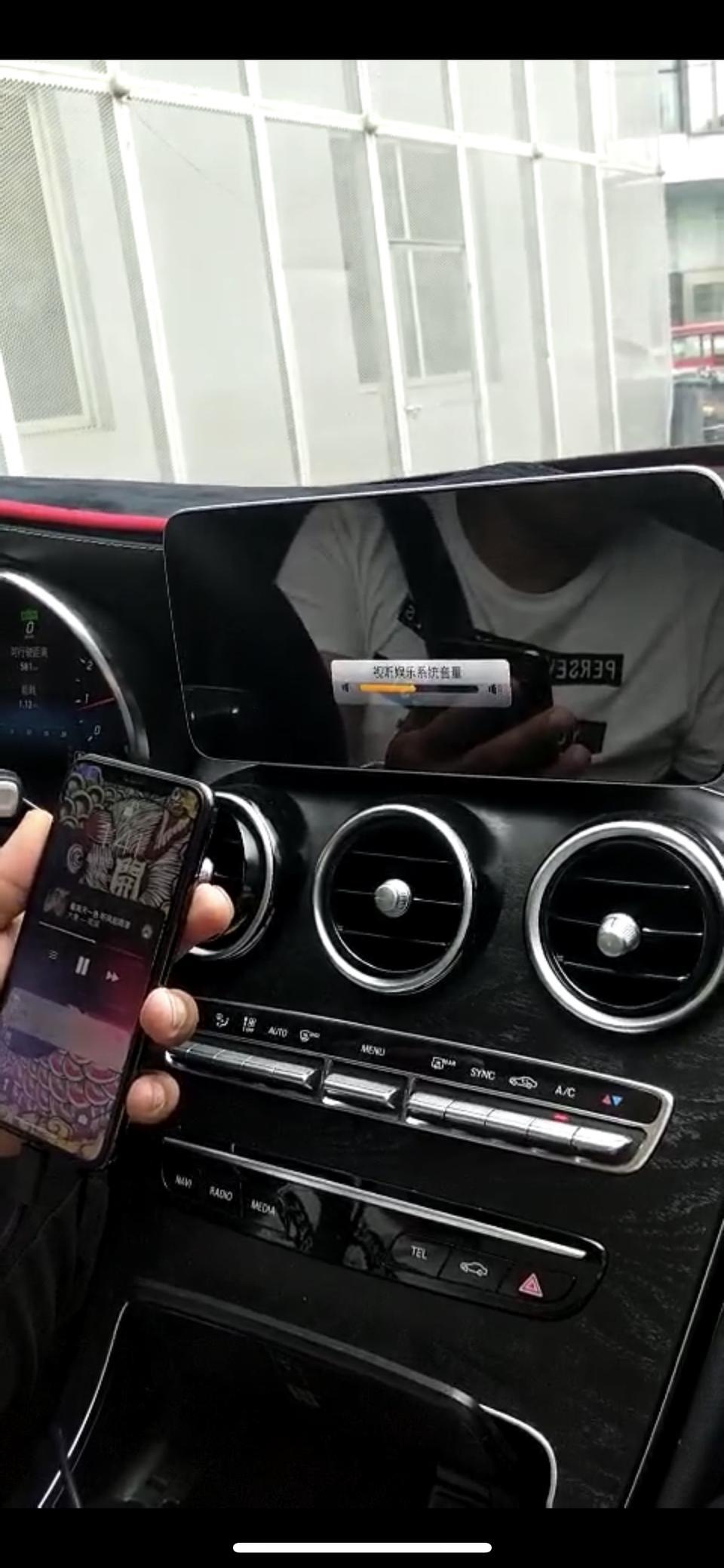 奔驰c级-为什么我2019款奔驰c260l，一连手机carplay放音乐就会显示黑屏，但是能调音乐大小，看不到音乐和导航？