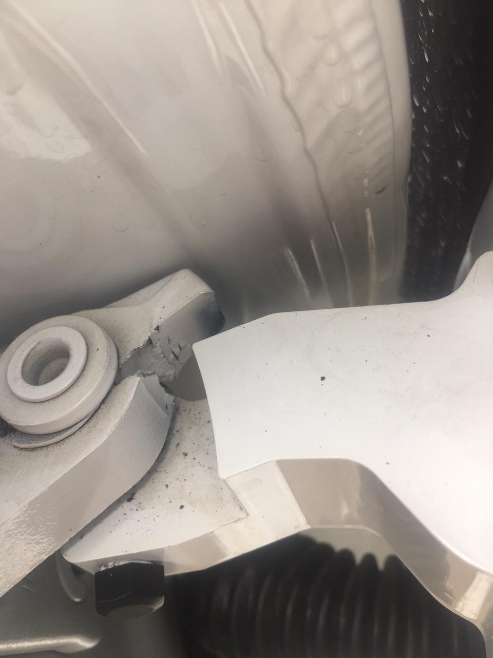 奔驰c级-奔驰c180铰链撞断，限位器还好，中间的心可以拆解吗？是不是要拆仪表台要整个换，碰到过的大神们回复一下！