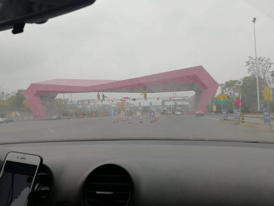 奔驰c级-#看图识车#，急…啊，来位大神帮我看看这是什么车，跪求告知，坐等回答！